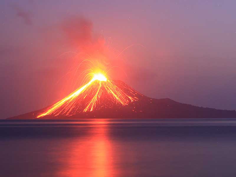  Lava pijar dari Gunung Anak Krakatau di perairan Selat Sunda, Kalianda, Lampung Selatan, Kamis (19/7/2018).