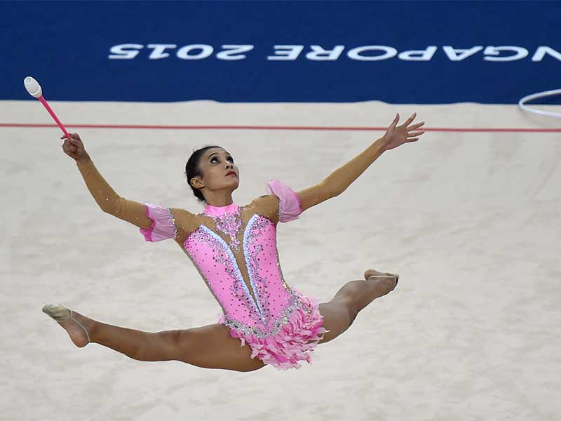 Pesenam ritmik putri Indonesia Nabila Evandestiera beraksi memperlihatkan gerakan ketika turun 