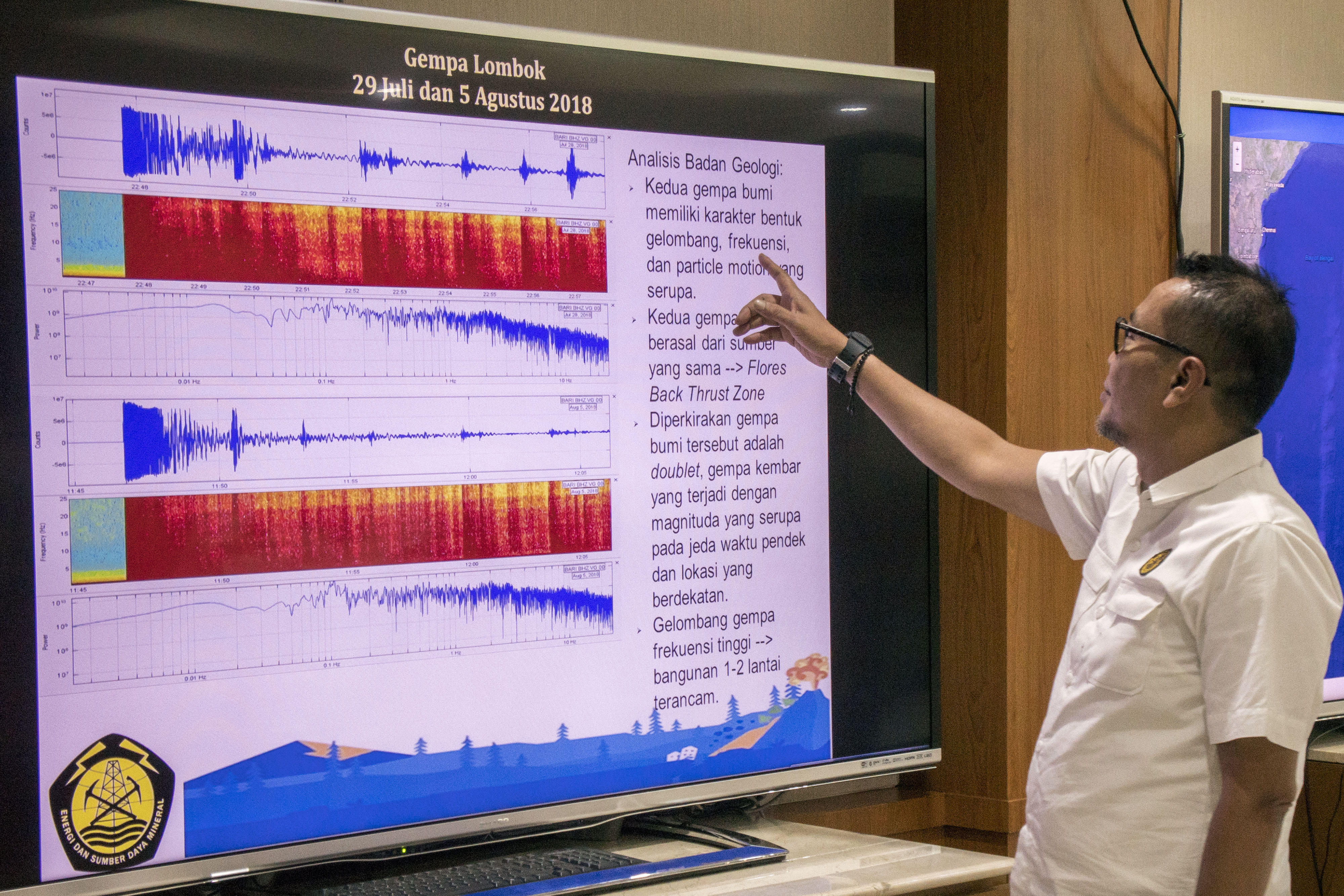  Petugas memantau hasil pemeriksaan dan aktivitas dampak gempa bumi Lombok di Kantor Pusat Vulkanologi dan Mitigasi Bencana Geologi (PVMBG), Bandung, Jawa Barat, Senin (6/8/2018).