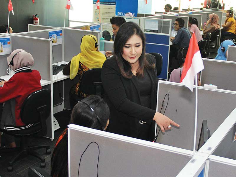 Chief Distribution Offi cer PT Asuransi Cigna Dini Maharani berbincang dengan telemarketing Cigna di Jakarta, akhir pekan lalu.