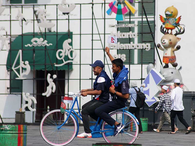 Ofisial Nepal menaiki sepeda ontel saat berkunjung ke Kota Tua, Jakarta