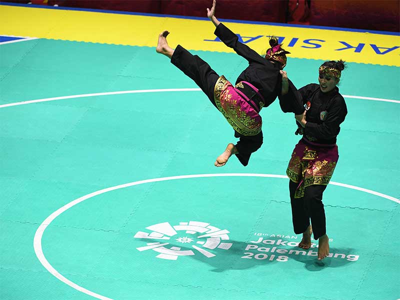 Pasangan pesilat Indonesia Ayu Sidan Wilantari (bawah) dan Ni Made Dwiyanti (atas) tampil dalam babak final ganda putri pencak silat seni Asian Games 2018 di Padepokan Pencak Silat Taman Mini Indonesia Indah (TMII), Jakarta, Rabu (29/8).
