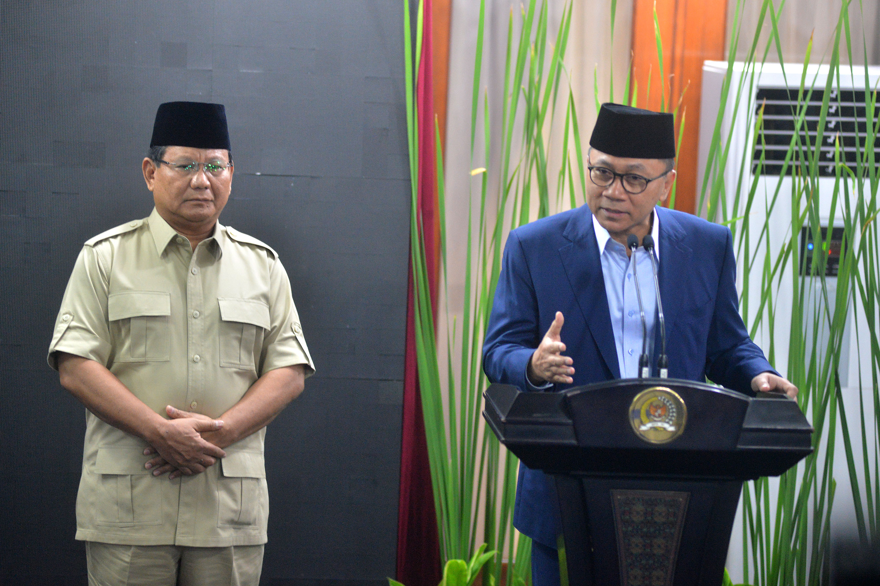  Ketua Umum Partai Gerindra Prabowo Subianto (kanan) dan Ketua Umum PAN Zulkifli Hasan 