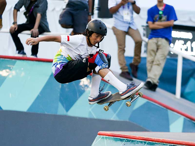 Skateboarder Indonesia Jason Dennis Lijnzaat melakukan gerakan trik pada sesi latihan jelang Asian Games 2018 di arena roller sport Jakabaring Sport City, Palembang, Sumatera Selatan, Senin (27/8/2018) 