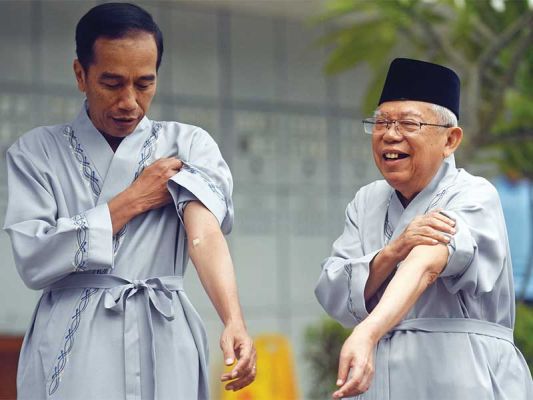 JALANI TES KESEHATAN: Calon presiden-calon wakil presiden pada Pilpres 2019, Joko Widodo-Ma’ruf Amin, menunjukkan bekas suntikan pengambilan darah seusai pemeriksaan awal tes kesehatan di RSPAD, Jakarta, kemarin.