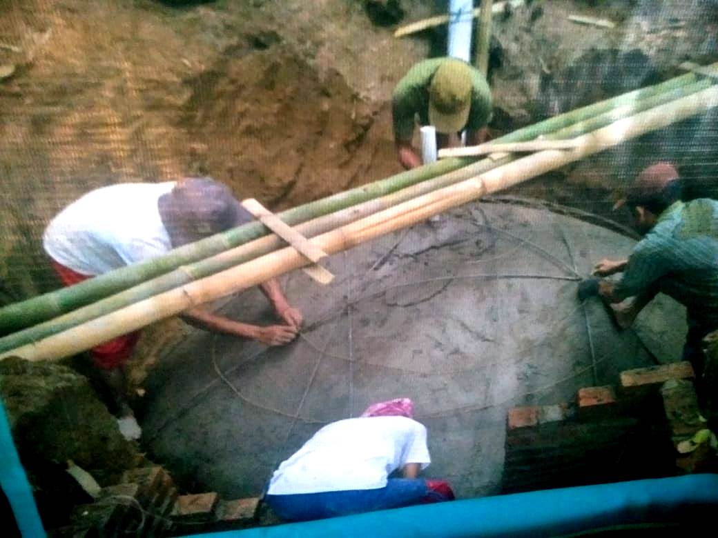 Proses pembangunan instalasi pengolahan air limbah (IPAL) biogas kotoran sapi di Desa Samiran, Kecamatan Selo, Kabupaten Boyolali, Jawa Tengah. 