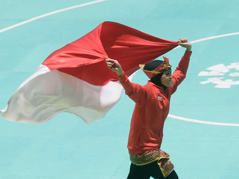 Pesilat Indonesia Puspa Arumsari melakukan selebrasi kemenangan setelah pada final tunggal putri Pencak Silat Seni Asian Games 2018 di Padepokan Pencak Silat Taman Mini Indonesia Indah (TMII), Jakarta, Senin (27/8). 