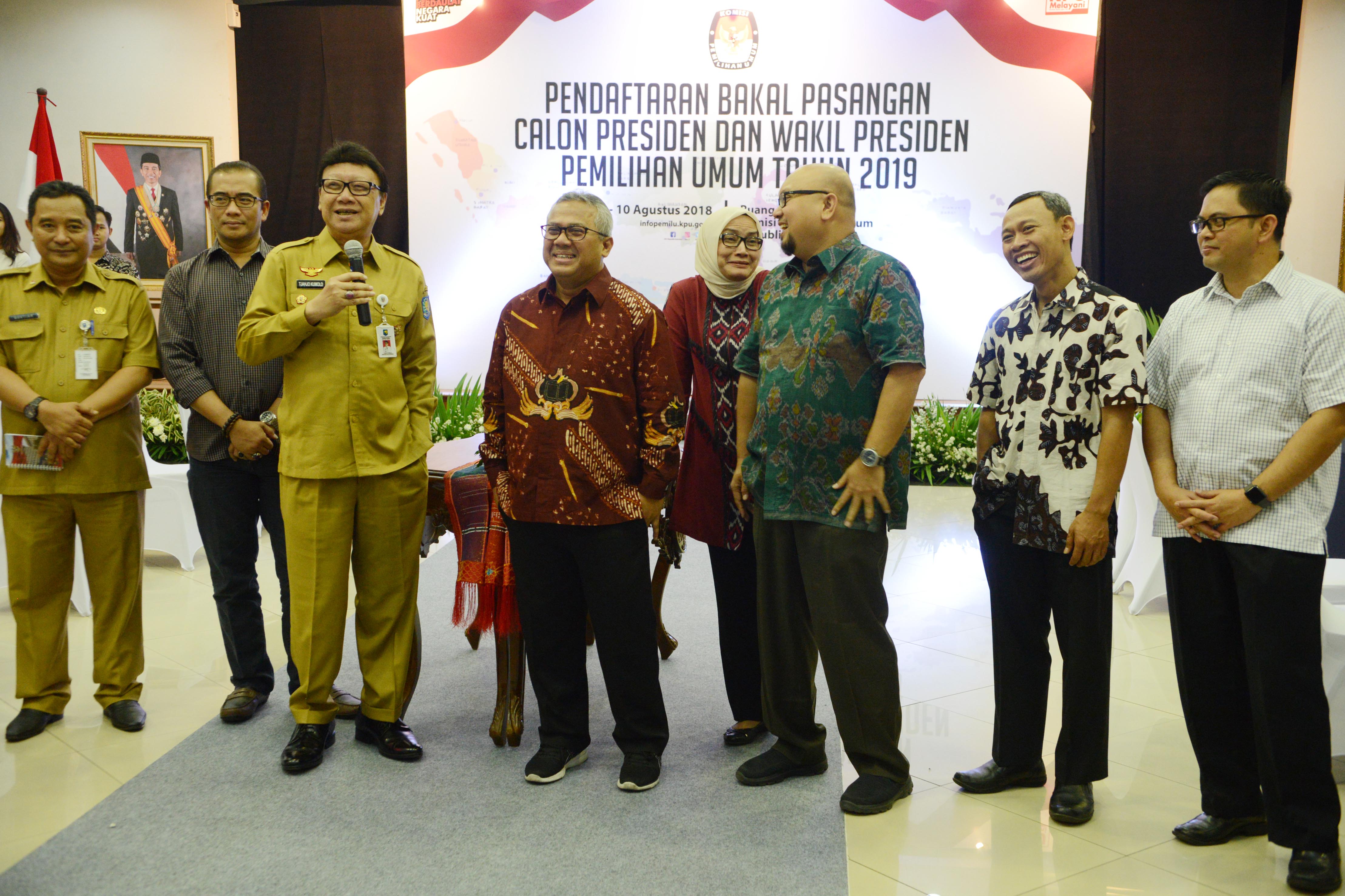 MENDAGRI TINJAU KESIAPAN KPU: Mendagri Tjahjo Kumolo (kedua dari kiri) didampingi Ketua KPU Arief Budiman (tengah) dan tiga komisioner KPU Hasyim Asyari (kiri), Evi Novida Ginting Manik, dan Ilham Saputra (kanan) saat meninjau kesiapan pendaftaran bakal ca
