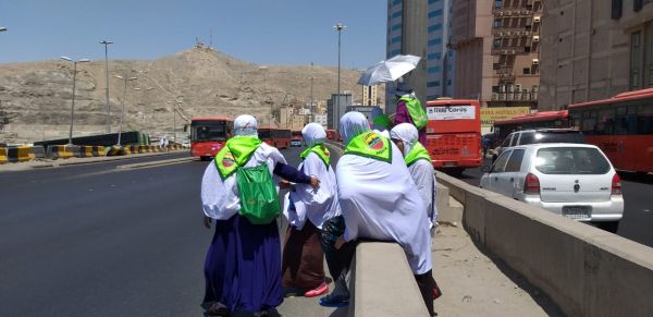 Ibu-ibu jemaah haji nekat melompati beton pembatas jalan