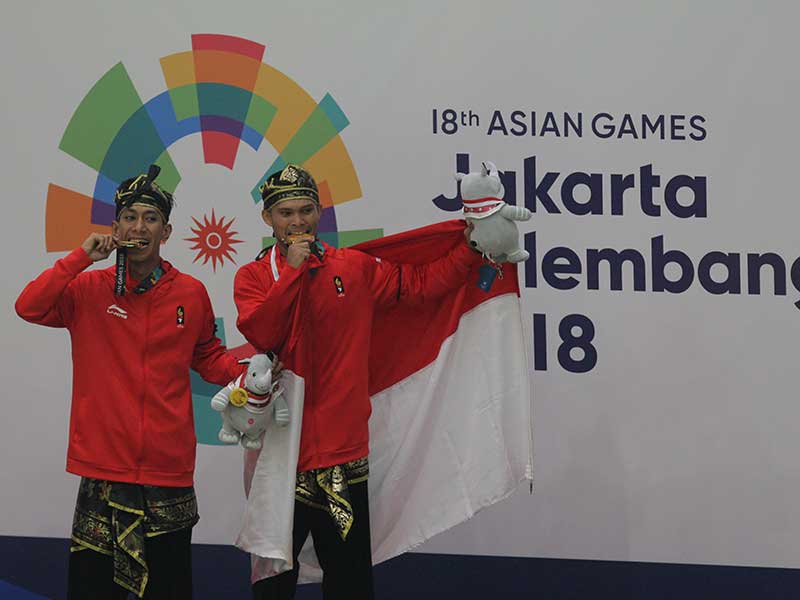 Pesilat Ganda Indonesia Yolas Primadona Jampil/Hendy menerima medali ganda putra Pencak Silat Seni Asian Games 2018 di Padepokan Pencak Silat Taman Mini Indonesia Indah (TMII), Jakarta, Senin (27/8/2018)