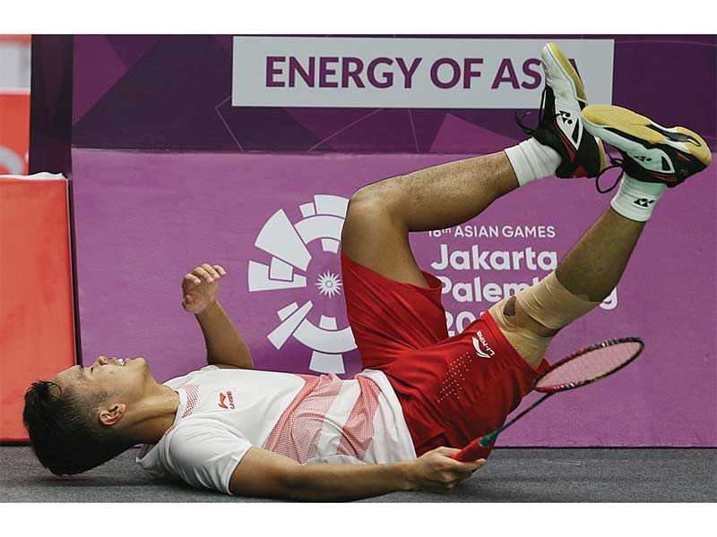 DRAMATIS: Tunggal pertama Indonesia Anthony Sinisuka Ginting menahan kesakitan akibat cedera saat berhadapan dengan Shi Yuqi (Tiongkok) pada laga fi nal beregu putra bulu tangkis Asian Games 2018 di Istora Senayan, Jakarta, kemarin. Anthony Ginting tidak d