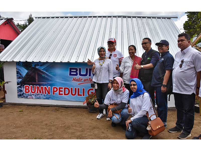 Menteri BUMN Rini Soemarno (ketiga kiri) didampingi Direktur Utama Bank Mandiri Kartika Wirjoatmodjo (kedua kiri) dan Direktur Utama Semen Indonesia Hendi Prio Santoso (kanan) berfoto bersama di depan bangunan rumah sementara korban gempa di Desa Sembalun 