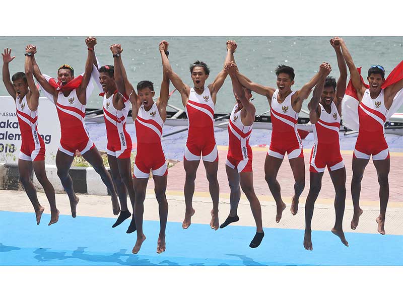 Regu dayung Indonesia merayakan keberhasilan meraih medali emas seusai pertandingan dayung kelas ringan delapan putra Asian Games 2018 di JSC Lake Jakabaring, Palembang, Sumatera Selatan, Jumat (24/8)