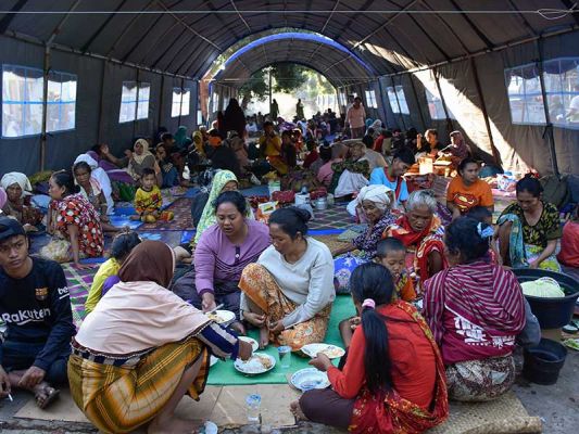 Sejumlah korban gempa bumi berada di tenda pengungsian SDN 1 Obel-Obel, Kecamatan Sambelia, Selong, NTB