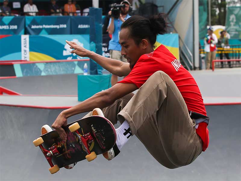 Skateboarder Indonesia Pevi Permana Putra melakukan gerakan trik pada final kelas taman putra Asian Games 2018 di arena roller sport Jakabaring, Palembang, Sumatera Selatan, Rabu (29/8). 