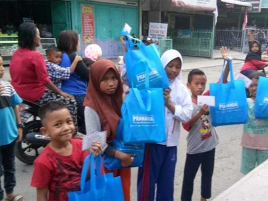 Sejumlah anak-anak sekolah menerima hadiah paket 17an dari anggota DPR RI Prananda Surya Paloh di Sumut 