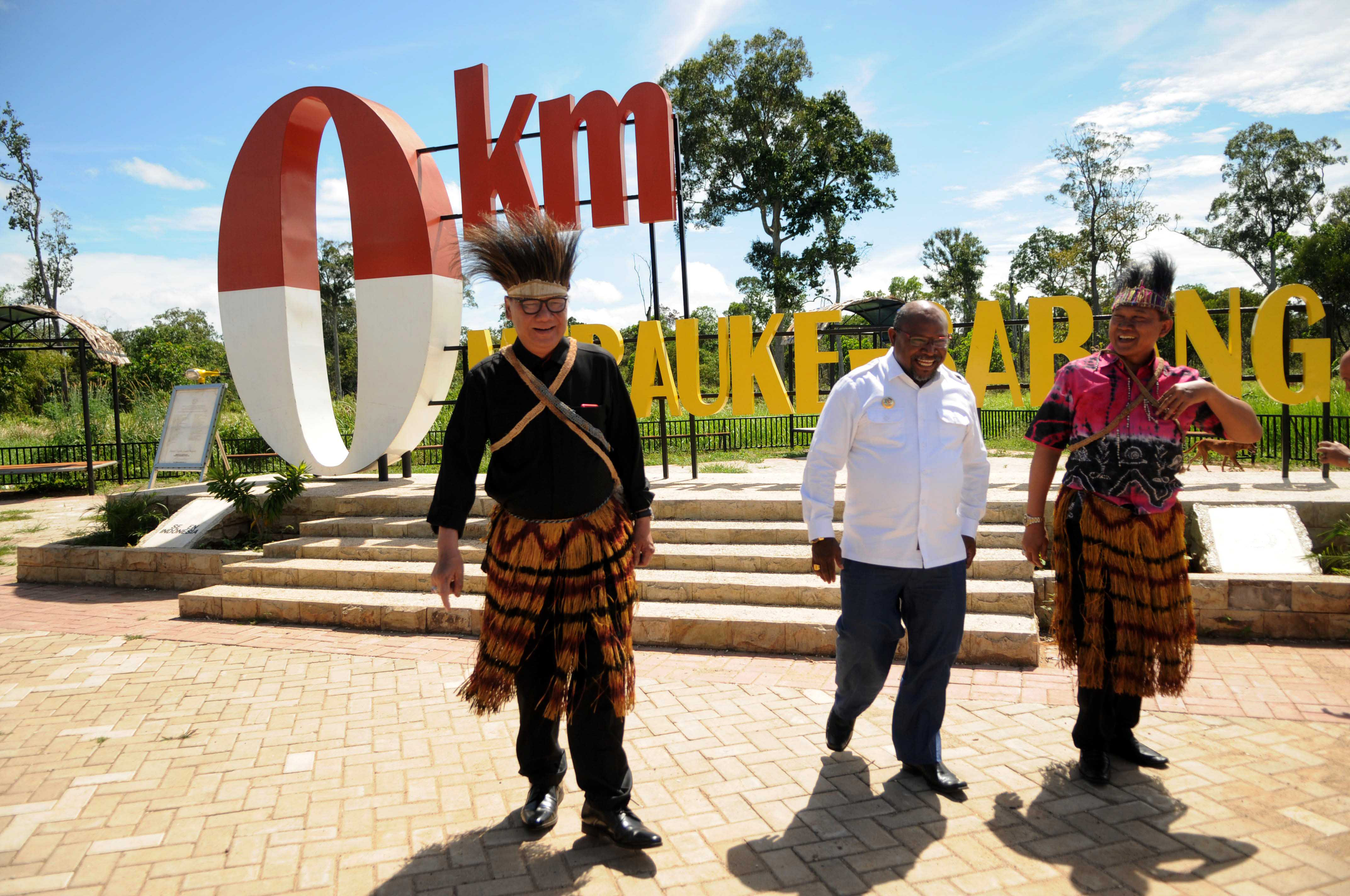 NOL KILOMETER MERAUKE: Mendagri Tjahjo Kumolo (kanan), Bupati Merauke Frederikus Gebze (tengah), dan Penjabat Gubernur Papua Sudarmo (kanan) di kawasan Nol Kilometer Merauke di wilayah perbatasan Indonesia - Papua Nugini di Kampung Sota, Distrik Sota, Kabu