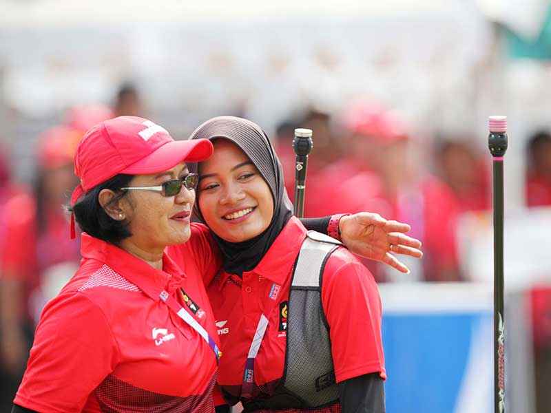 Atlet panahan Indonesia Diananda Choirunisa didampingi pelatihnya berekspresi disela mengikuti panahan nomor recurve tunggal putri melawan atlet panahan Tiongkok Xinyan Zhang di Stadion Panahan, Komplek GBK, Senayan, Selasa (28/8/2018). 