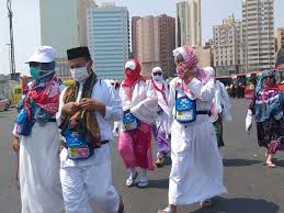 Jemaah Haji Indonesia berjalan setelah turun dari bus di Mekah, Arab Saudi