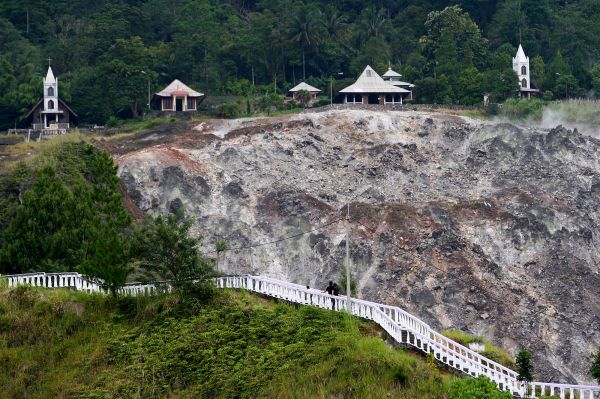 Bukit Kasih di Desa Kanonang, Kabupaten Minahasa,Sulawesi Utara.