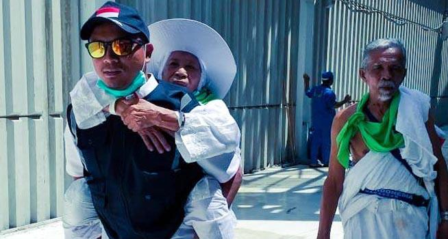 Jemaah haji digendong oleh petugas haji