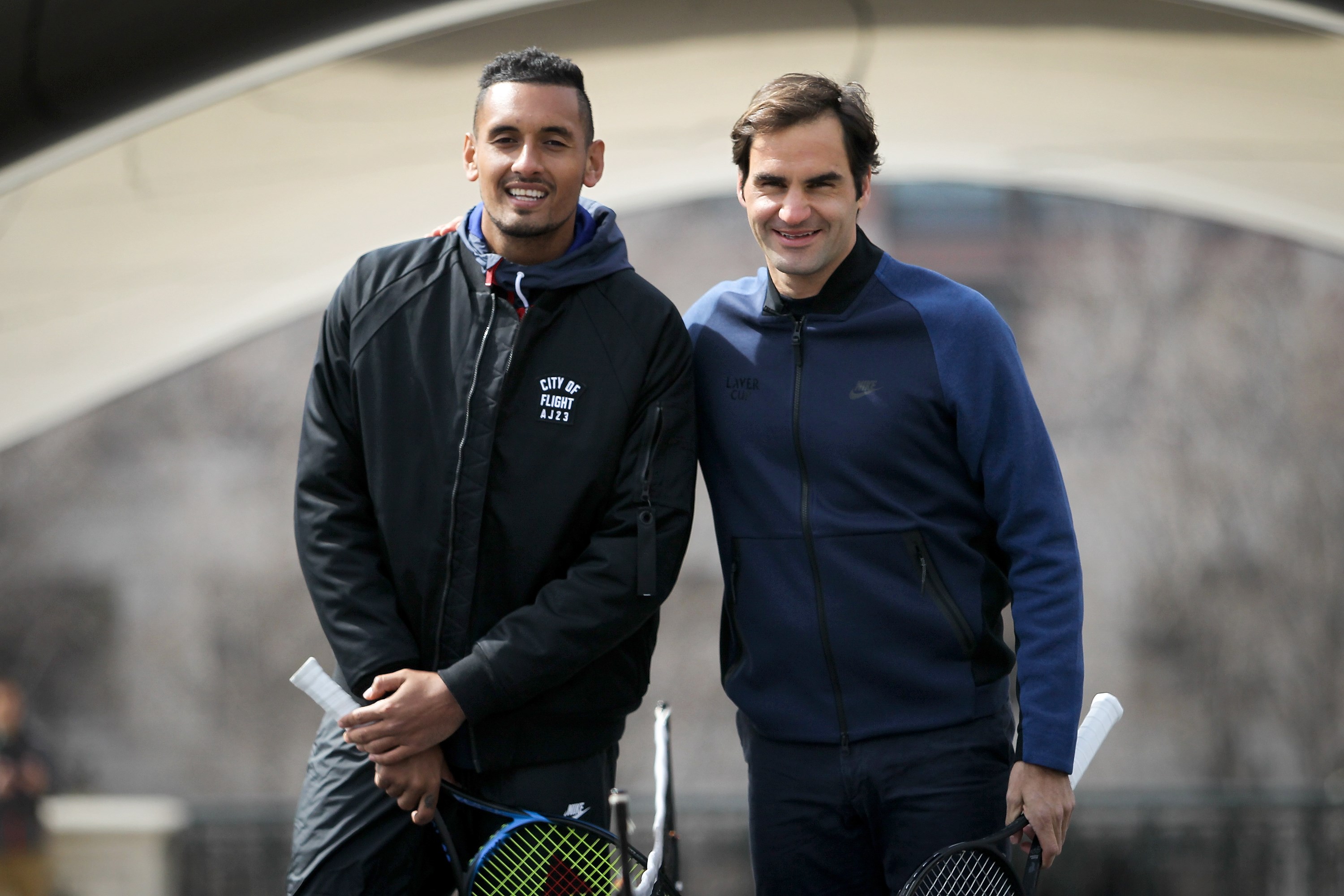 Nick Kyrgios (kiri) berpose dengan Roger Federer saat tampil di ajang Laver Cup 2018.