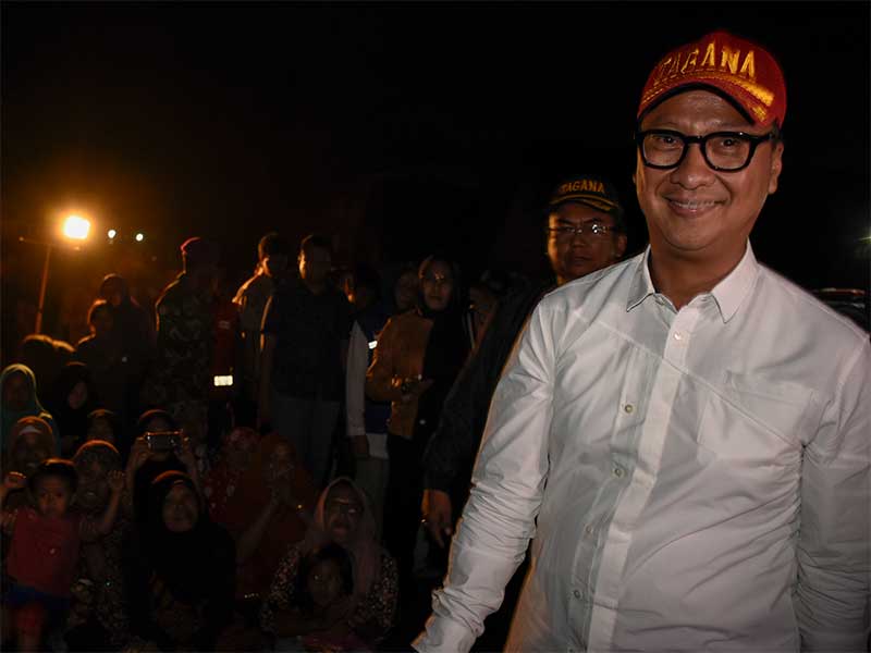 Menteri Sosial Agus Gumiwang Kartasasmita saat mengunjungi korban gempa di Posko Pengungsian Kecamatan Gunungsari, Lombok Barat, NTB, Sabtu (25/8). 