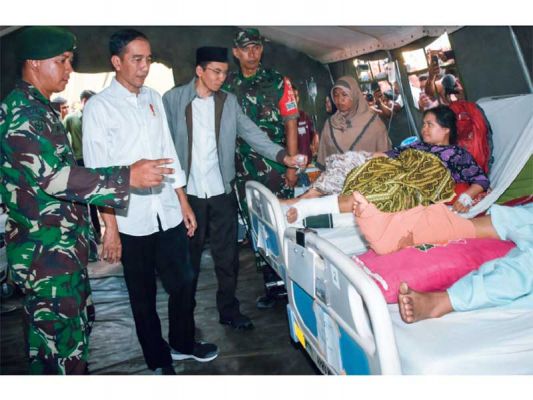 BESUK KORBAN GEMPA: Presiden Joko Widodo dengan didampingi Gubernur Nusa Tenggara Barat (NTB) Muhammad Zainul Majdi, atau Tuan Guru Bajang, membesuk warga korban gempa di Rumah Sakit Lapangan Tanjung, Lombok Utara, NTB, kemarin. Kepada Presiden Jokowi, par