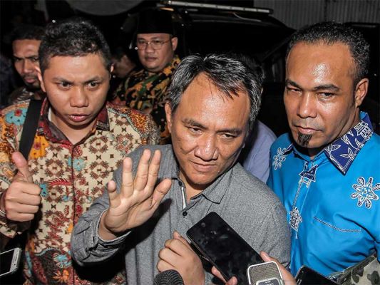 Wakil Sekjen Partai Demokrat Andi Arief (tengah)