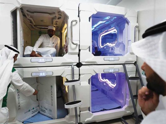 Petugas memperlihatkan layanan penginapan kamar kapsul di Mina, Arab Saudi, Kamis (16/7/2018).