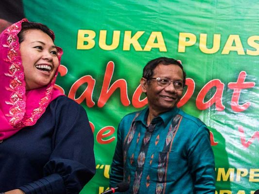Yenny Wahid (kiri) dan Mahfud MD 