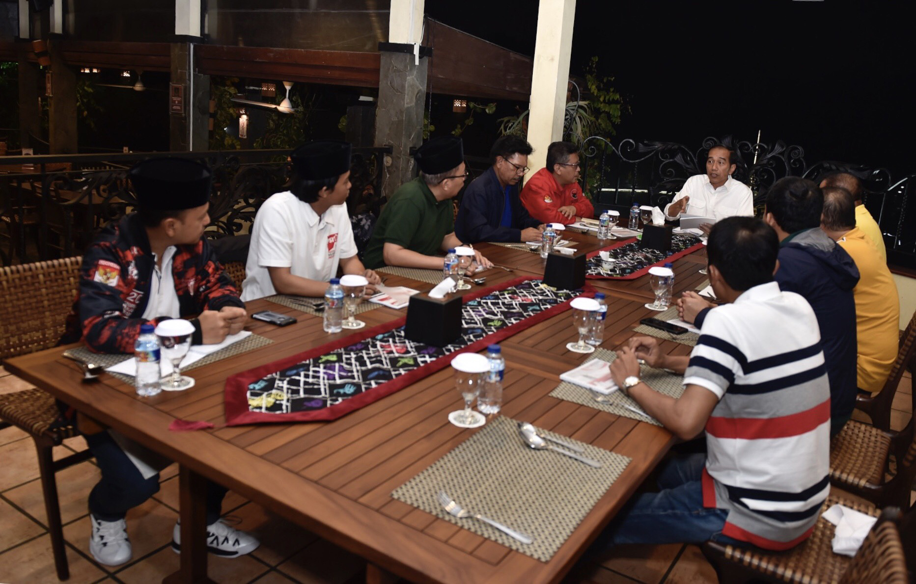  Presiden Joko Widodo (tengah) melakukan pertemuan dengan sembilan Sekjen partai pendukung di Grand Garden Cafe, Kompleks Kebun Raya Bogor, Jawa Barat, Selasa (31/7/2018). 