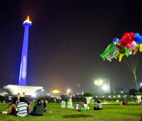Video mapping di Monas, Jakarta.