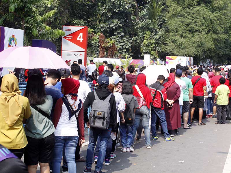 Ratusan calon penonton rela antre panjang sejak pagi pukul 06.00 WIB di loket Stadion Gelora Utama Bung Karno (SUGBK) Senayan, Jakarta, Rabu (22/8/2018). 