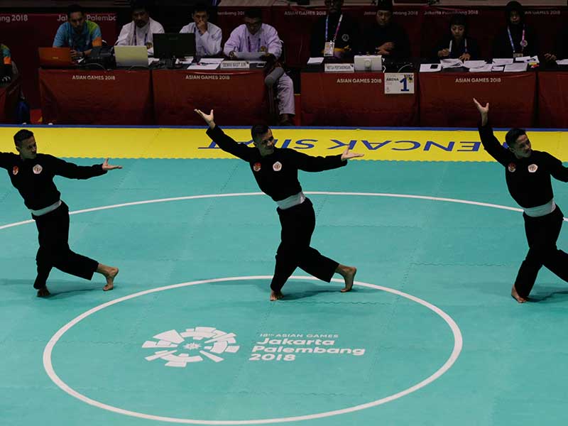 Tim pesilat Indonesia Nunu Nugraha, Asep Yuldan Sani dan Anggi Faisal Mubarok meraih medali emas di nomor beregu putra pencak silat seni Asian Games 2018 