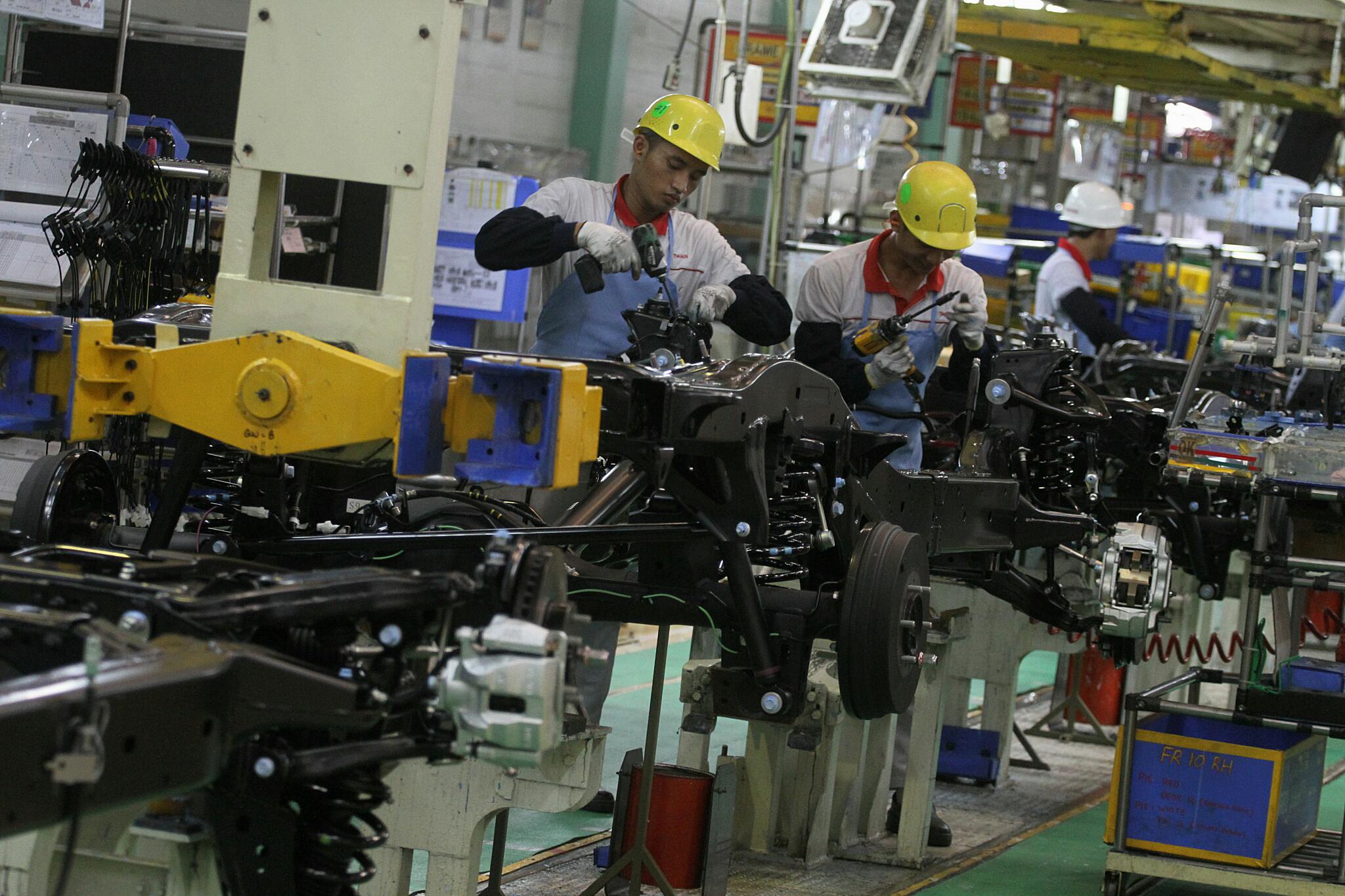 Salah satu fasilitas produksi mesin kendaraan bermotor roda empat di Karawang, Jawa Barat