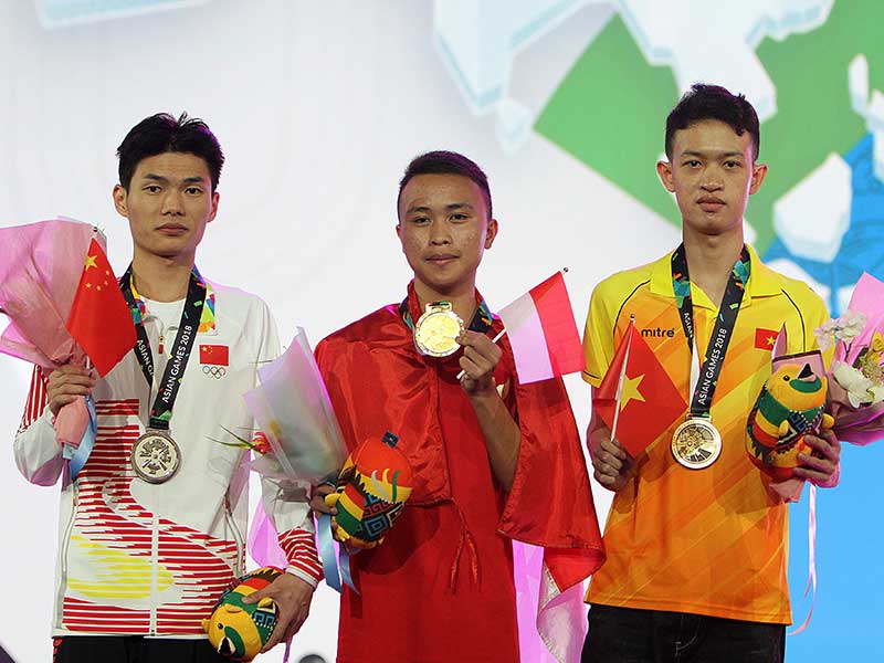  Pemain Indonesia, Sumarandak Ridel alias BenZerRidel (tengah), pemain Cina Huang Chenghui alias Lciop (kiri) dan pemain Vietnam, Huynh Duc Huyi alias Legend (kanan) berfoto saat penyerahan medali nomor Clash Royale eSport Asian Games 2018 di Britama Arena