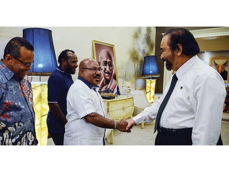 NASDEM TERIMA GUBERNUR PAPUA: Ketua Umum Partai NasDem Surya Paloh (kanan) berjabat tangan saat menerima kunjungan silaturahim Gubernur Papua Lukas Enembe (ketiga dari kiri) didampingi Sekretaris DPW Partai NasDem Provinsi Papua, Sulaeman Hamzah (kiri) di 