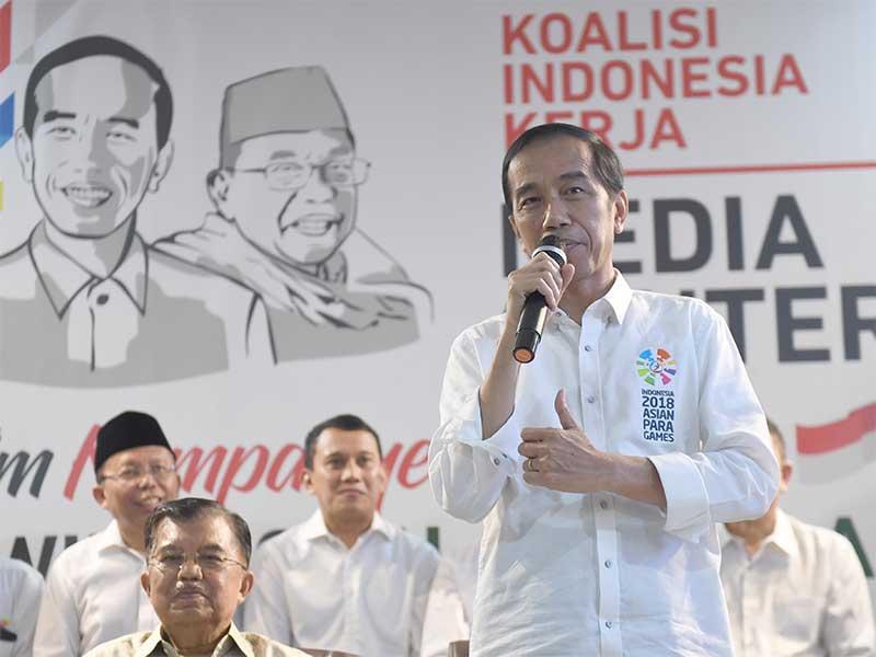  Bakal Calon Presiden Joko Widodo memberikan keterangan terkait formasi tim sukses kampanye nasional Pilpres 2019 di Jakarta, Jumat (7/9). 