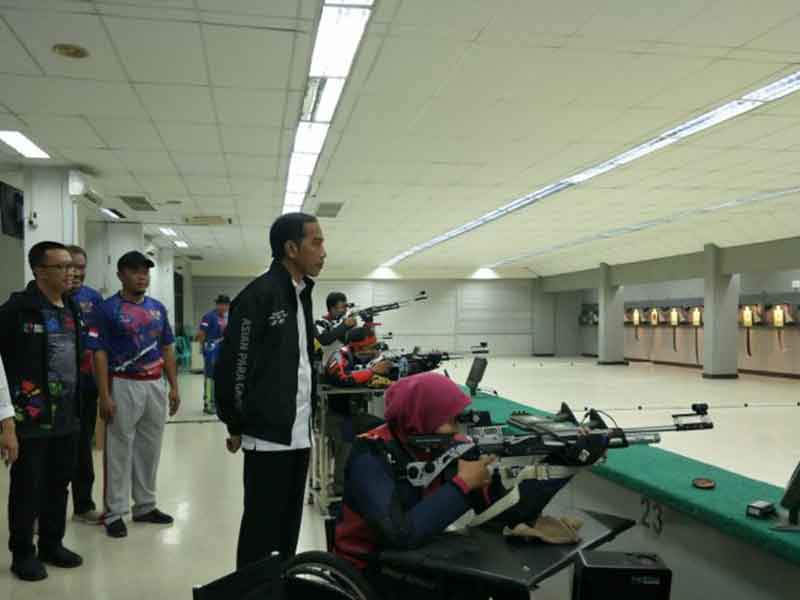 Presiden Jokowi meninjau latihan menembak atlet Asian Para Games 2018 di Kompleks GBK Jakarta, Kamis (27/9/2018)