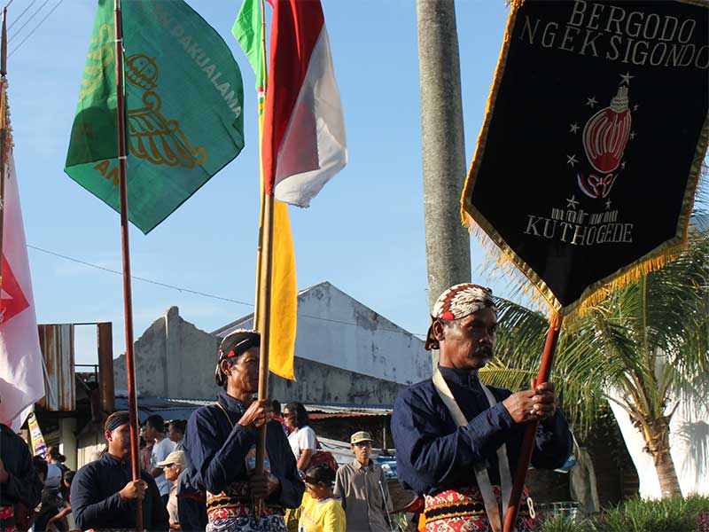 Masyarakat Yogyakarta dan sekitarnya Memeringati Seabad Sri Sultan Hamengku Buwono IX dengan melakukan kirab budaya mubeng beteng (mengelilingi beteng), Minggu (22/4)