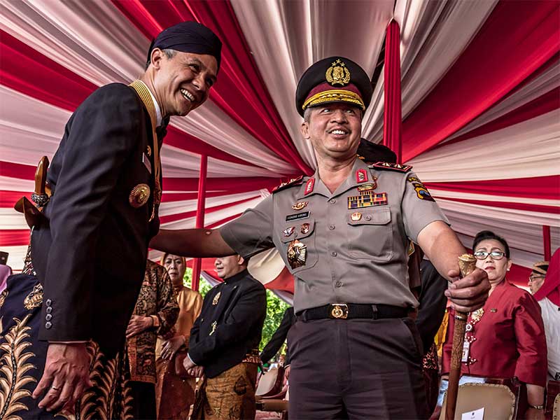  Gubernur Jateng Ganjar Pranowo (kiri) berbincang dengan Kapolda Jateng Irjen Pol Condro Kirono (kanan) usai upacara peringatan HUT Ke-68 Provinsi Jateng di Lapangan Pancasila Semarang, Rabu (15/8).