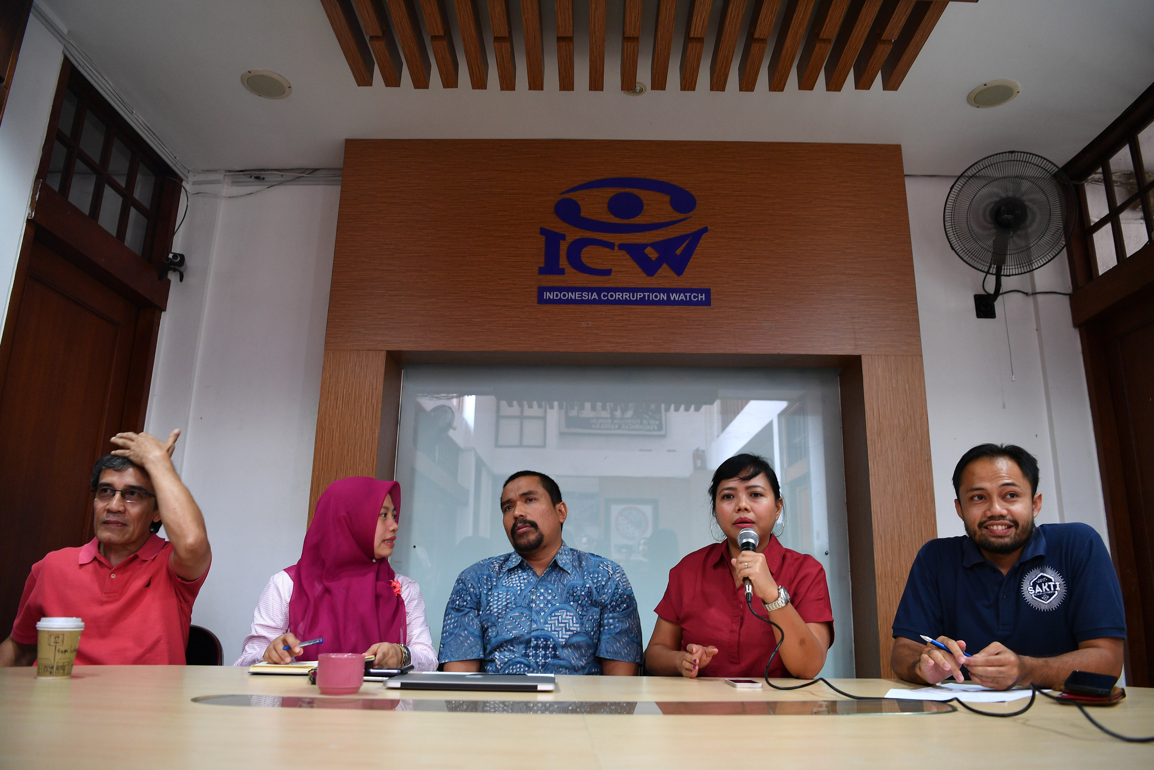 Peneliti Indonesia Corruption Watch (ICW) Donal Fariz (kanan)