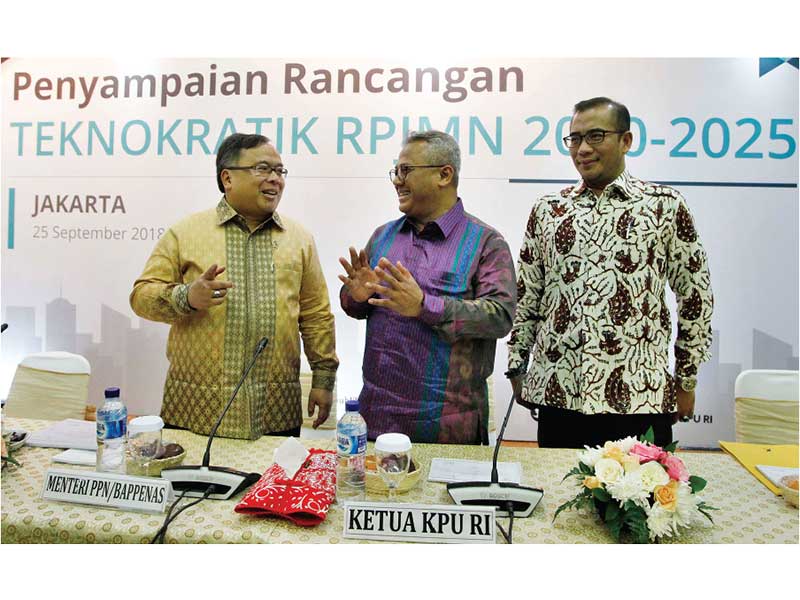 VISI-MISI CAPRES HARUS BERDASARKAN RPJMN: Ketua KPU Arief Budiman (tengah) didampingi komisioner KPU Hasyim Ashari (kanan) berbincang dengan Menteri Perencanaan Pembangunan Nasional/Kepala Bappenas Bambang Brodjonegoro saat penyampaian Rancangan Teknokrati