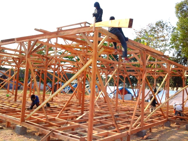 Pekerja sedang menyelesaikan pembangunan rumah hunian sementara bagi korban bencana gempa bumi di lapangan sepak bola Gondang, Desa/Kecamatan Gangga, Kabupaten Lombok Utara, NTB, Jumat (31/8). Aksi Cepat Tanggap (ACT) mempercepat pembangunan 160 shelter di
