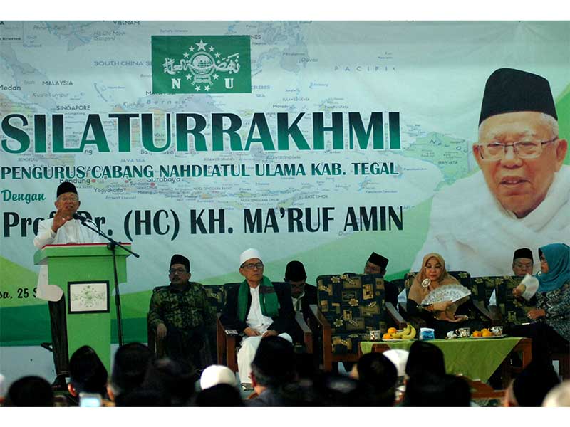 Calon Wakil Presiden nomor urut 01 Ma'ruf Amin (kiri) memberikan sambutan saat melakukan pertemuan dengan para ulama di Gedung NU Kabupaten Tegal, Jawa Tengah, Selasa (25/9). 