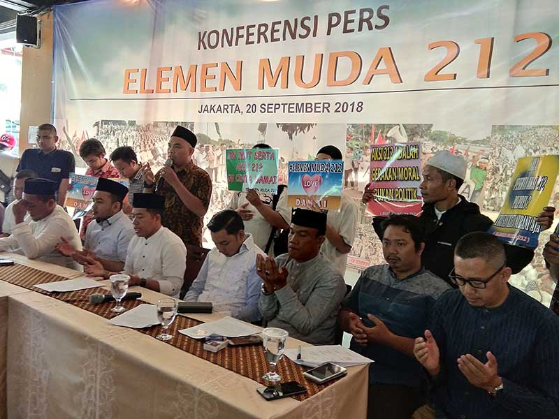 Sejumlah peserta Aksi 212 yang tergabung dalam Elemen Muda 212 melakukan doa dan ikrar bersama terkait dengan dinamika politik capres-cawapres di Jakarta, Kamis (20/9/2018)