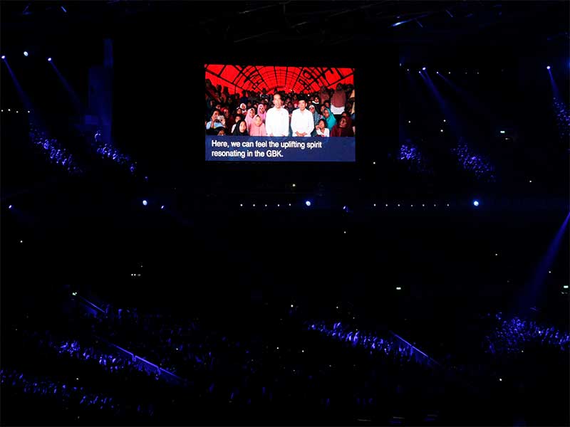 PESAN DARI LOMBOK: Presiden Joko Widodo, didampingi Gubernur NTB Muhammad Zainul Majdi dan warga korban gempa Lombok, menyampaikan pesan melalui video dari Lombok saat penutupan Asian Games 2018 di Stadion Utama Gelora Bung Karno, Jakarta, kemarin.