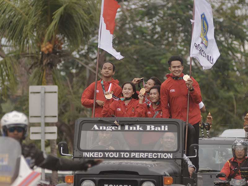 Peraih medali emas cabang olahraga pencak silat Asian Games 2018, Komang Harik Adi Putra (kanan), Ni Made Dwiyanti (kedua kanan), Sang Ayu Sidan Wilantari (kedua kiri), peraih medali perak cabang olahraga Skateboard Sanggoe Dharma Tanjung (kiri) dan peraih