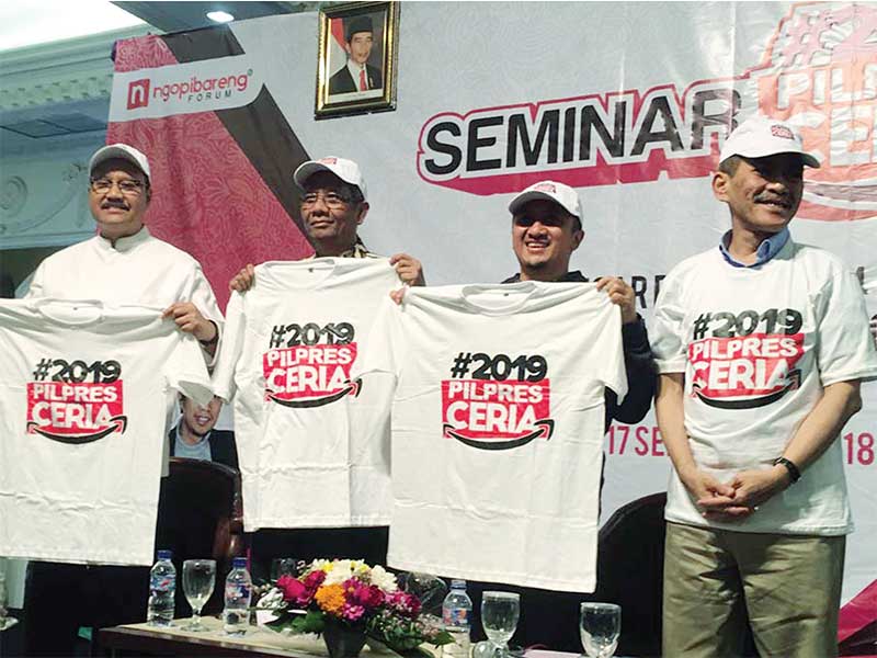  (Dari kiri) Wakil Gubernur Jawa Timur Saifullah Yusuf, mantan Ketua Mahkamah Konstitusi Mahfud MD, Ustaz Yusuf Mansur, dan Ekonom Faisal Basri memperlihatkan kaus seusai berbicara dalam Seminar 2019 Pilres Ceria di Surabaya, Jawa Timur, Senin (17/9/2018)